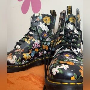 Women’s floral Dr. Martens Darcy Floral size 9